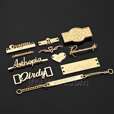 Graverte metalletiketter til veske